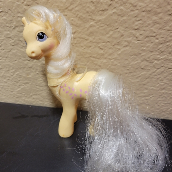 Creamsicle the giraffe - Picture 1 of 7